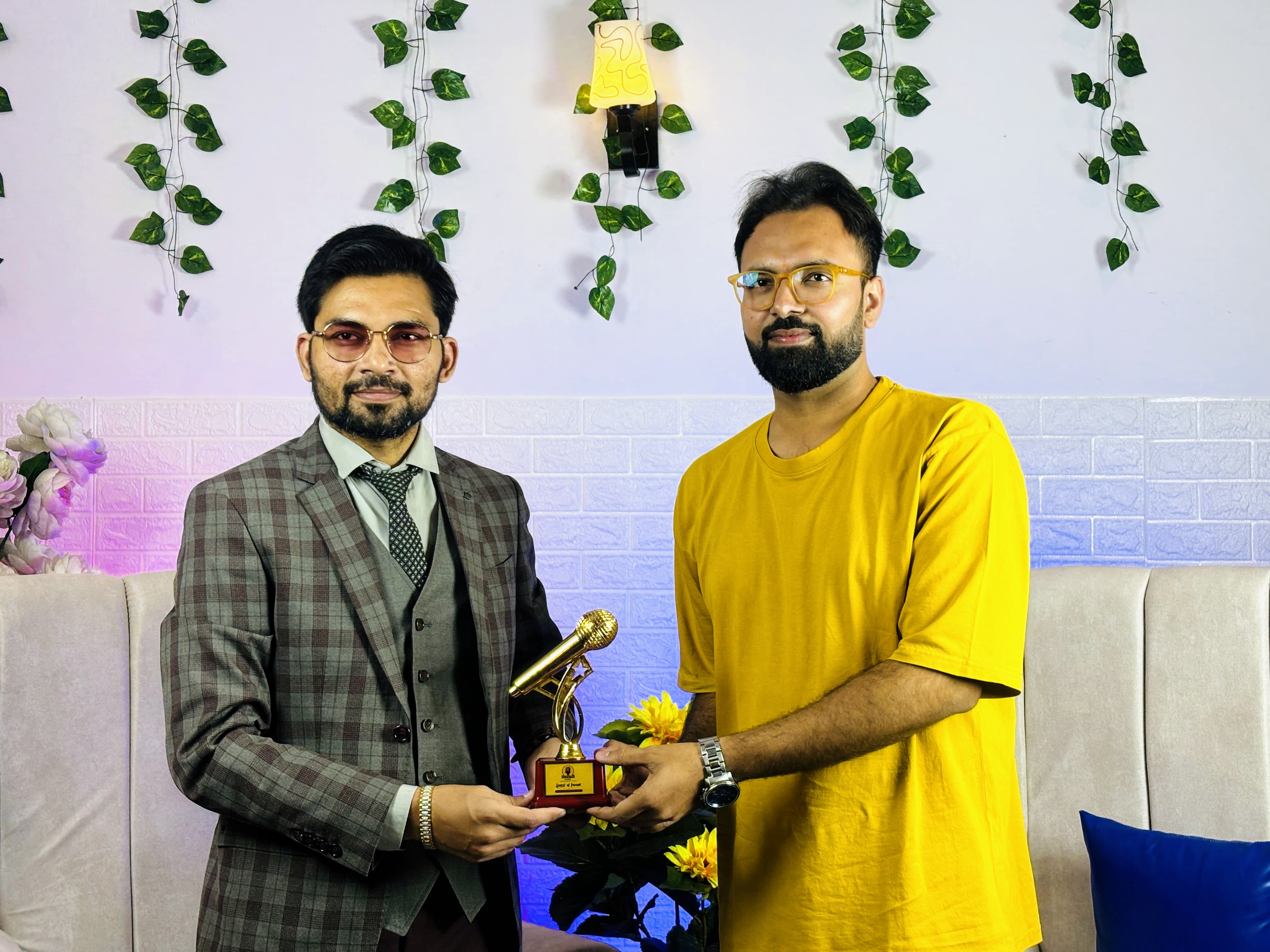 Amit Mishra receiving an award
