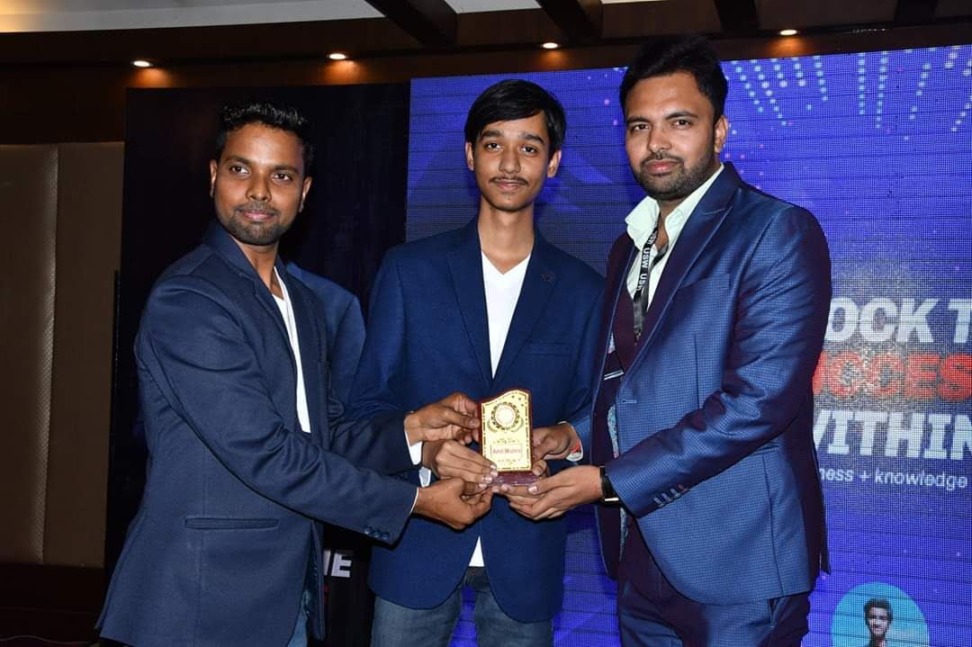 Amit Mishra receiving an award